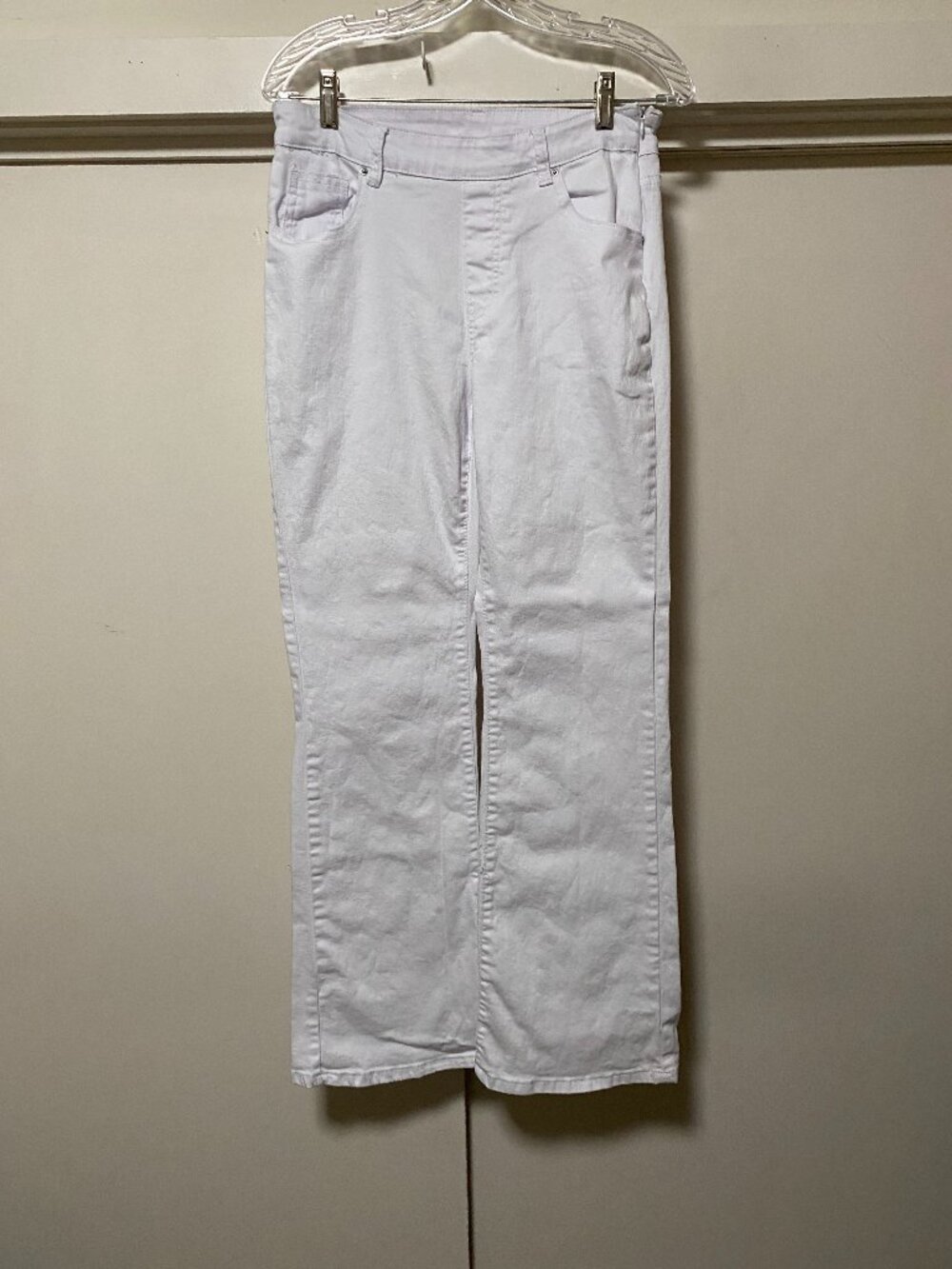 Jeans< white jeans w/front & back pockets, size L